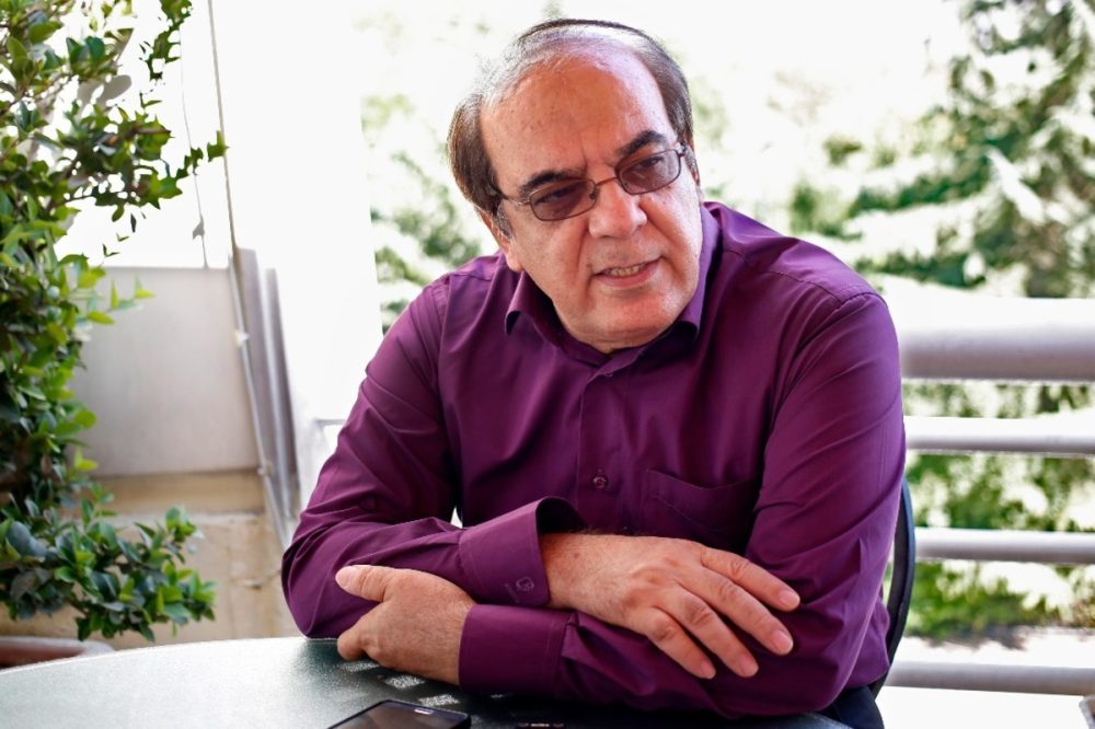 عباس عبدی: برگزاری علنی دادگاه‌ها هم به نفع متهم است و هم قوه قضاییه