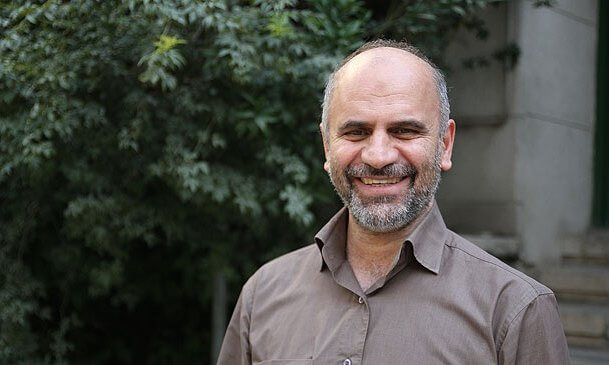 پیشنهاد فرشاد مومنی برای تحقق شعار «مهار تورم، رشد تولید»: مجلس و دولت در سال جاری روی بازآرایی صنعتی کشور تمرکز کنند