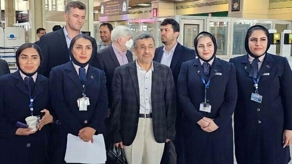 حمله به محمود احمدی نژاد از سوی رسانه اصولگرا / او ۱۰ ساعت در فرودگاه بست نشست و حاضر به عقب نشینی نشد