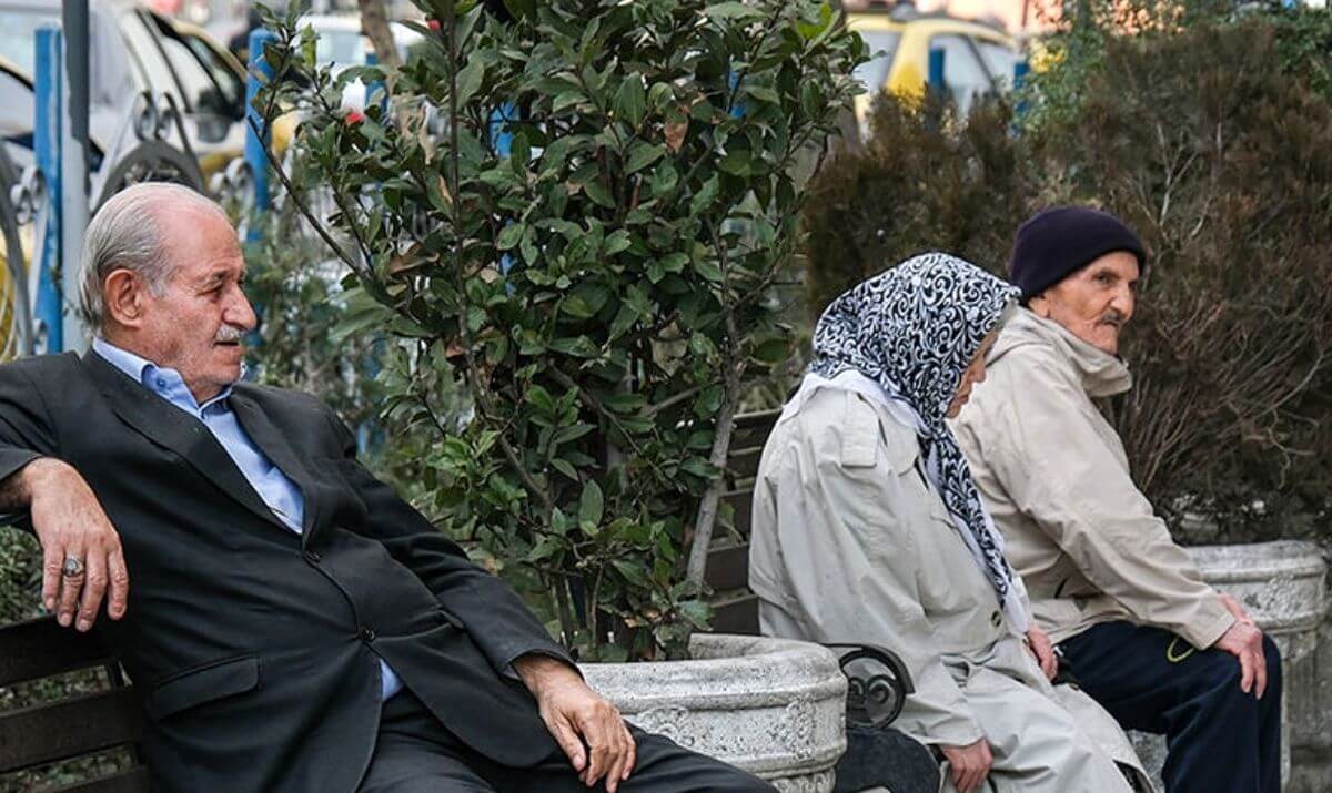 با ۲۰ درصد افزایش، حقوق ما به نصف خط فقر هم نمی‌رسد/ منِ بازنشسته باید توی پارک چادر بزنم!
