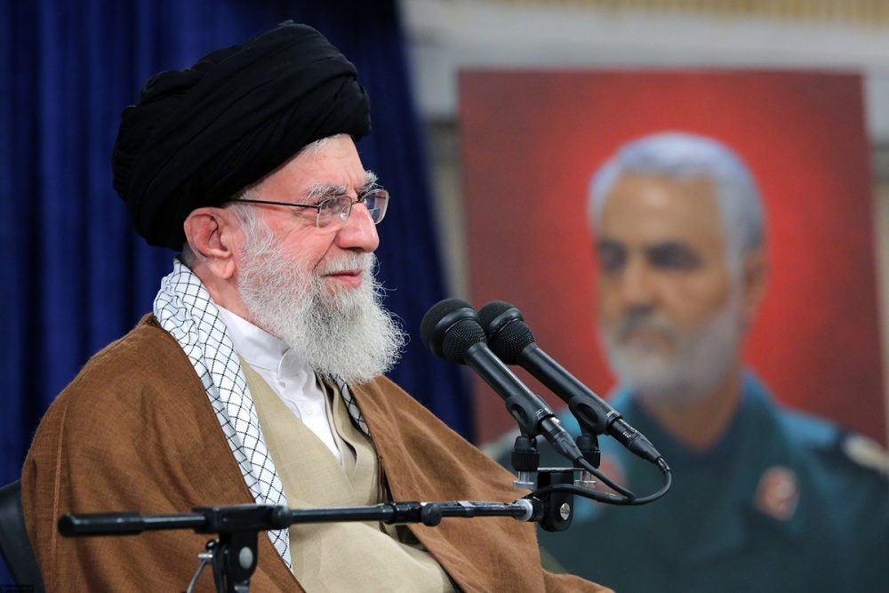 رهبر انقلاب: انتخابات جلوی دیکتاتوری و هرج و مرج را می‌گیرد