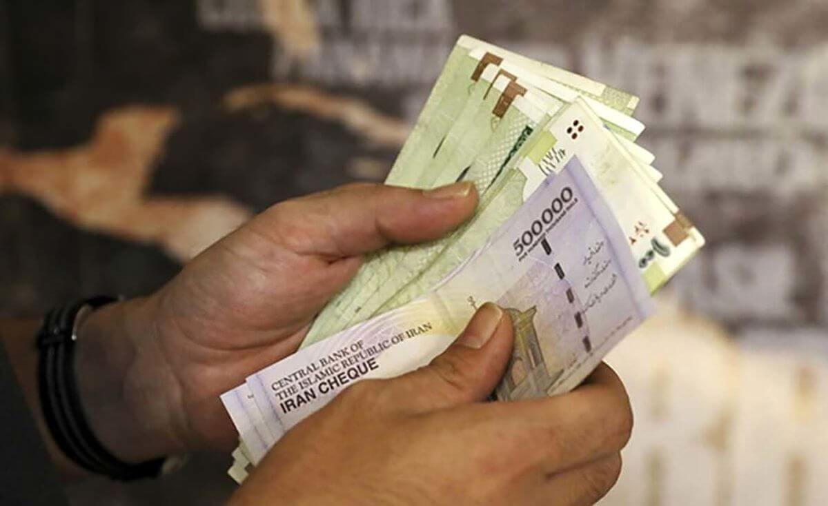 مصوبه هیات دولت: حداقل عیدی یا پاداش آخر سال کارمندان و بازنشستگان دولتی ۲ میلیون و ۵۰۰ هزار تومان تعیین شد / به کارکنان و بازنشستگان متاهل ۷۰۰ هزار تومان و به ازای هر فرزند ۳۰۰ هزار تومان اضافه میشود مصوبه هیات دولت: حداقل عیدی یا پاداش آخر سال کارمندان و بازنشستگان دولتی ۲ میلیون و ۵۰۰ هزار تومان تعیین شد / به کارکنان و بازنشستگان متاهل ۷۰۰ هزار تومان و به ازای هر فرزند ۳۰۰ هزار تومان اضافه میشود