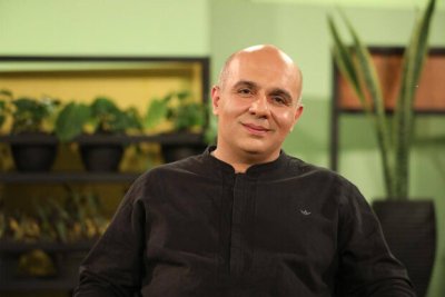 ” هرکس در این سرا در آید ، نانش دهید و از ایمانش مپرسید .”