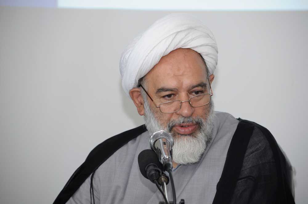 آیت‌الله قاضی زاده، استاد حوزه: رفتار روحانی موبایل به‌دست در درمانگاه قم ناپسند و غیرقابل توجیه است