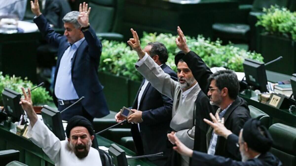 روزنامه اصولگرا: تندروی های مجلس بعدی نگران کننده است
