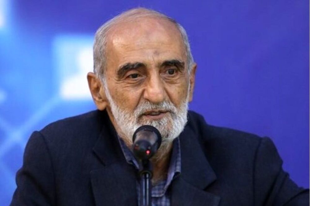 انتقاد تلویحی روزنامه اصولگرا از حسین شریعتمداری: القای دوقطبی «رهبری و دفتر رهبری» خطرناک است - مگر می‌شود خودسری در دفتر آقا تا این حد برسد؟