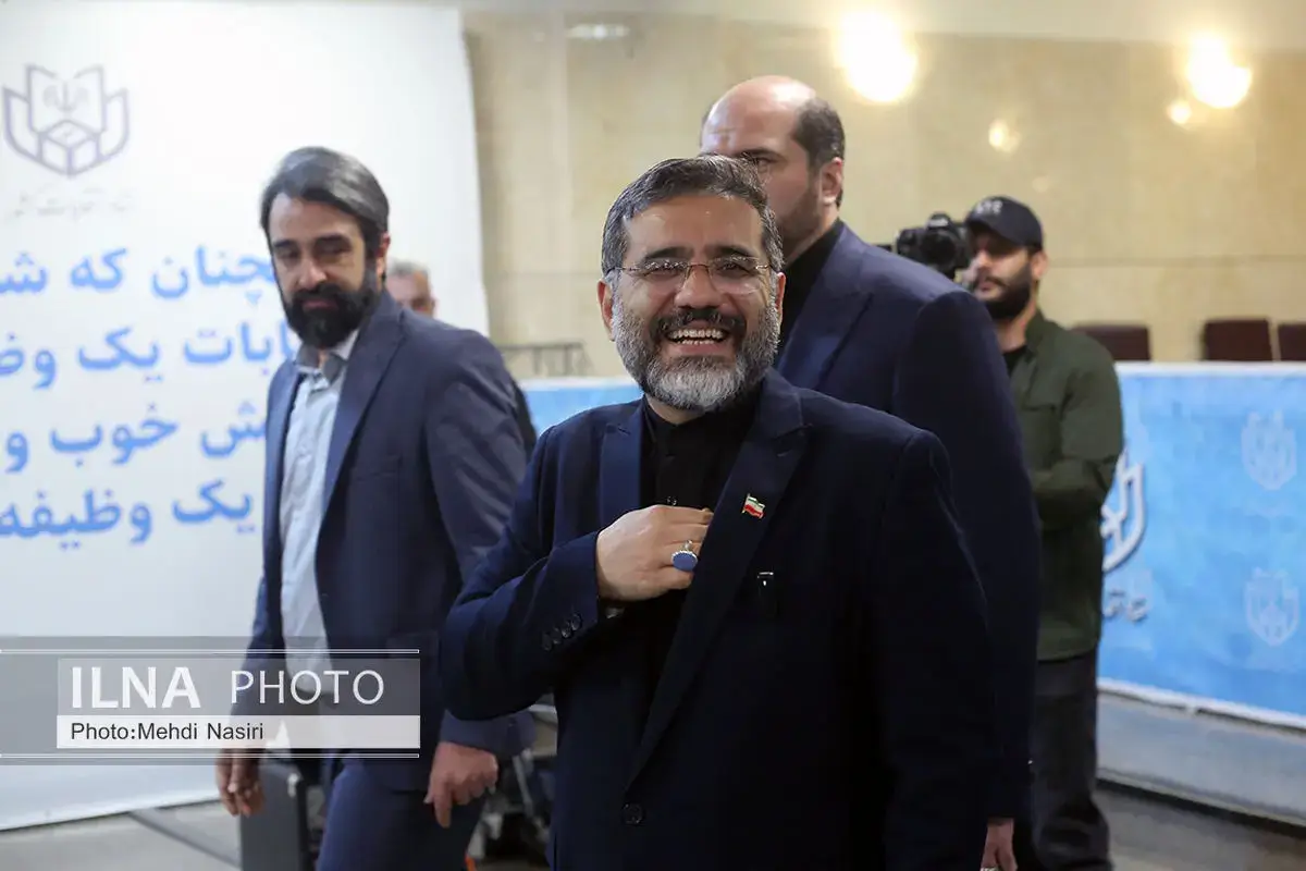 به نمایندگی از همکاران رییس‌جمهور شهید این پرچم را بر دوش گرفتم