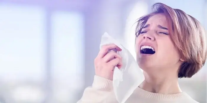 فواید و خطرات عطسه برای انسان