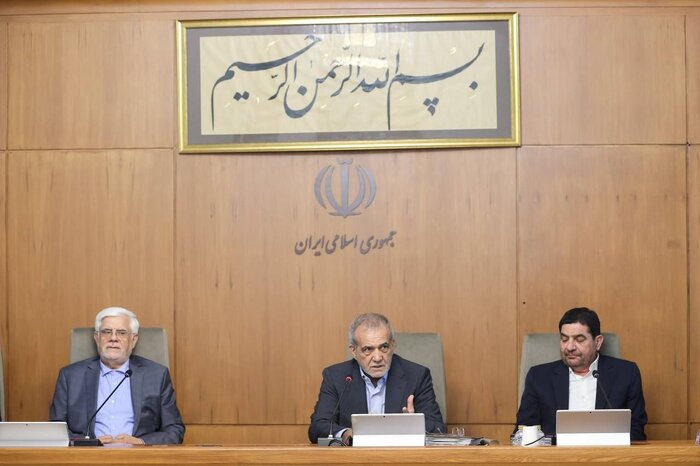 اولین جلسۀ هیئت دولت با حضور پزشکیان و عارف اولین جلسۀ هیئت دولت با حضور پزشکیان و عارف
