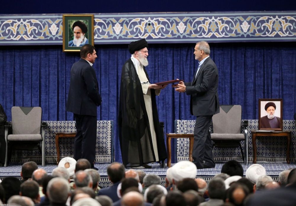 برگزاری مراسم تنفیذ حکم ریاست جمهوری از سوی رهبر انقلاب