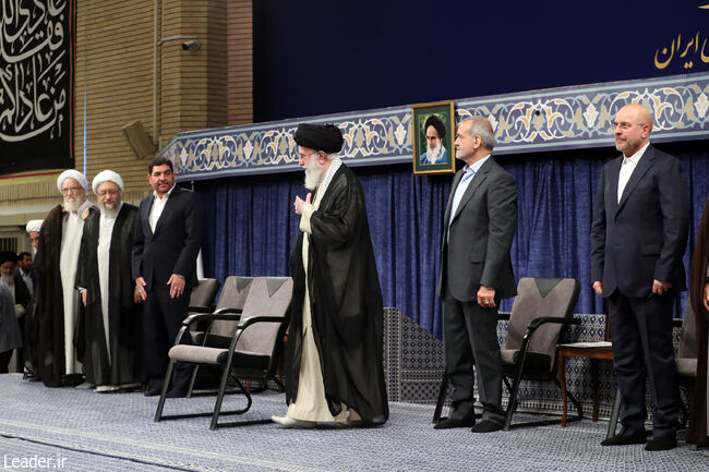 برگزاری مراسم تنفیذ حکم ریاست جمهوری از سوی رهبر انقلاب