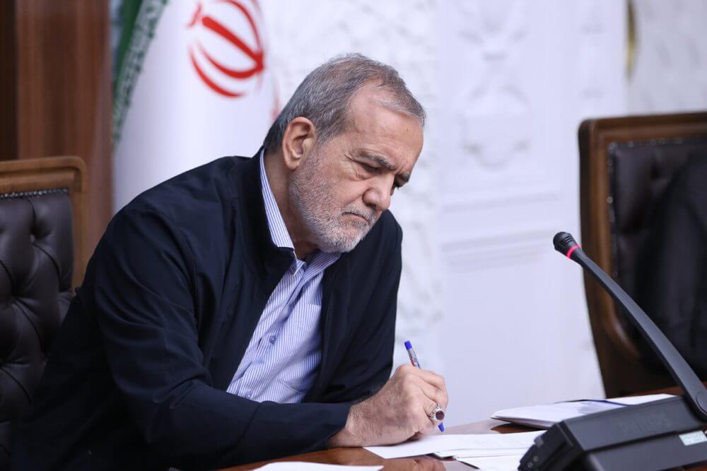 انتقاد جبهه پایداری از رفع فیلترینگ در نامه به پزشکیان: دشمنان و عده‌ای خودفروخته داخلی درصدد تأثیر بر دستگاه فکری و محاسباتی مسئولان ارشد نظام از جمله جنابعالی هستند