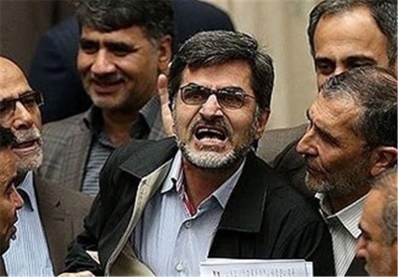 حمله کوچک زاده، نماینده رادیکال: سخنگوی دولت می‌خواهد خود را «آدم» نشان دهد - برای لس آنجلسی‌های پفیوز دل می‌سوزانند