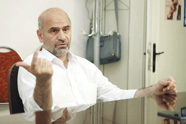فرشاد مومنی: حقایق را تحریف نکنید، ملت از فرط خوشی انقلاب نکرد