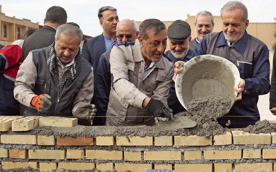 روزنامه سازندگی: کارگری پزشکیان رفتاری پوپولیستی نبود- پزشکیان در محافل درونی قدرت اعلام کرده همین یک دور رئیس‌جمهور می‌ماند و قصد ندارد دوره بعد در انتخابات شرکت کند