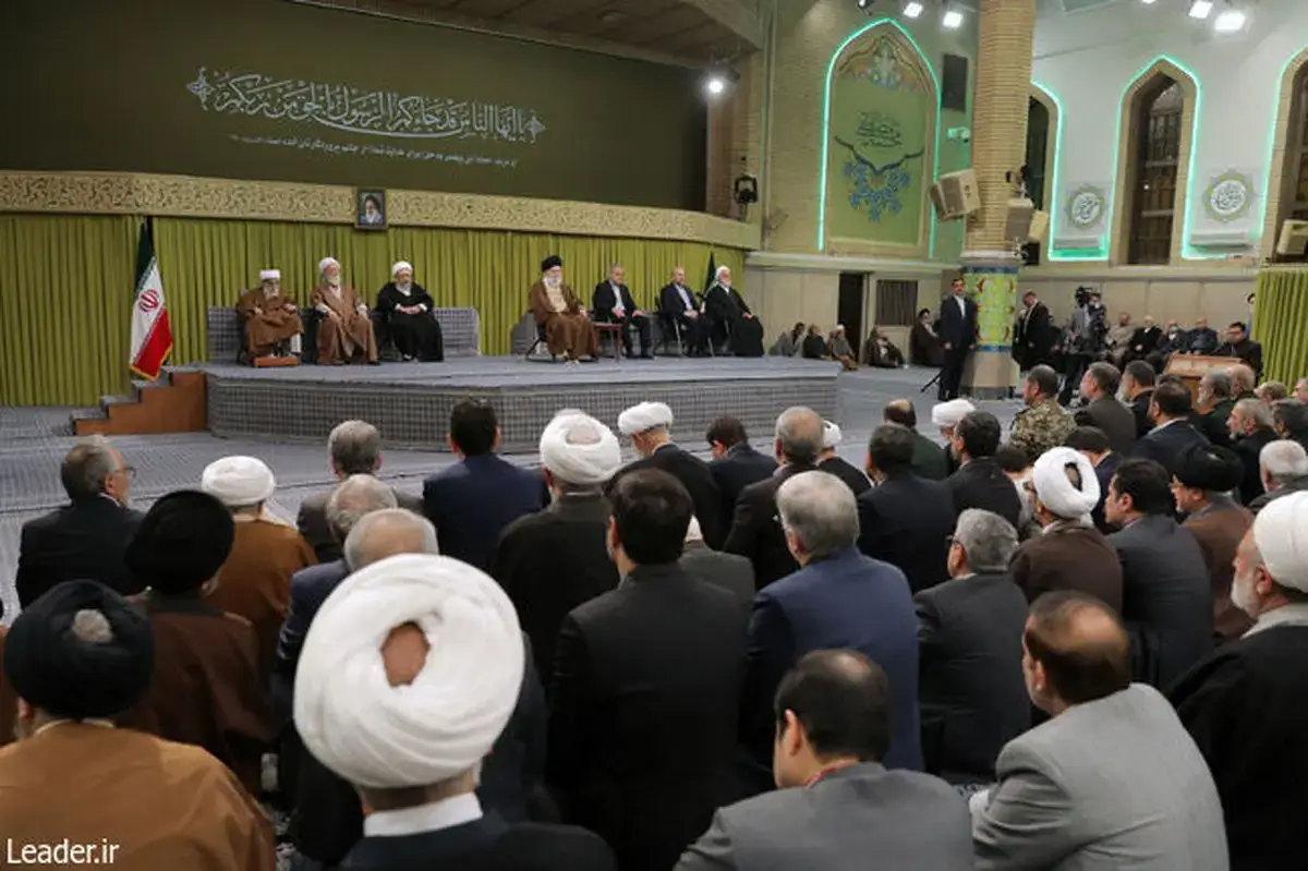 رهبر انقلاب: دستگاه‌های قدرت زورمند شیطانی عالم به منابع طبیعی کشورها و ملت‌ها، به فرهنگ اصیل آنها و به هویت ملی و اسلامی آنها چشم دارند؛ در راس آنها آمریکاست-