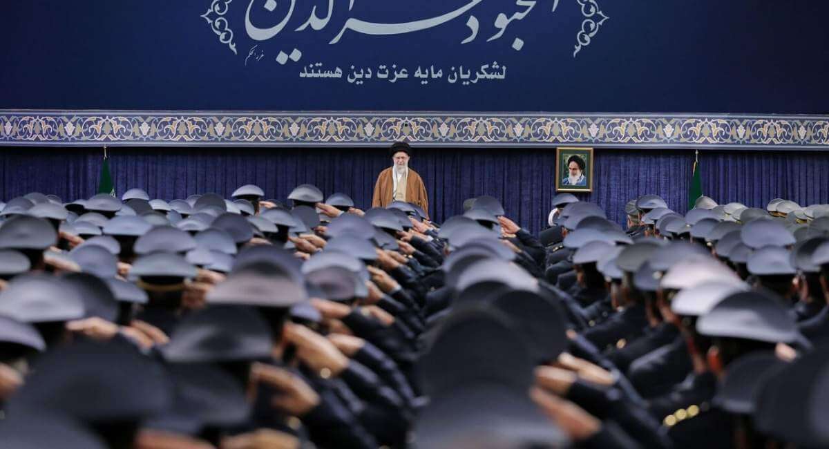 رهبر معظم انقلاب: مذاکره با آمریکا هوشمندانه، عاقلانه و شرافتمندانه نیست و هیچ تأثیری در رفع مشکلات کشور ندارد