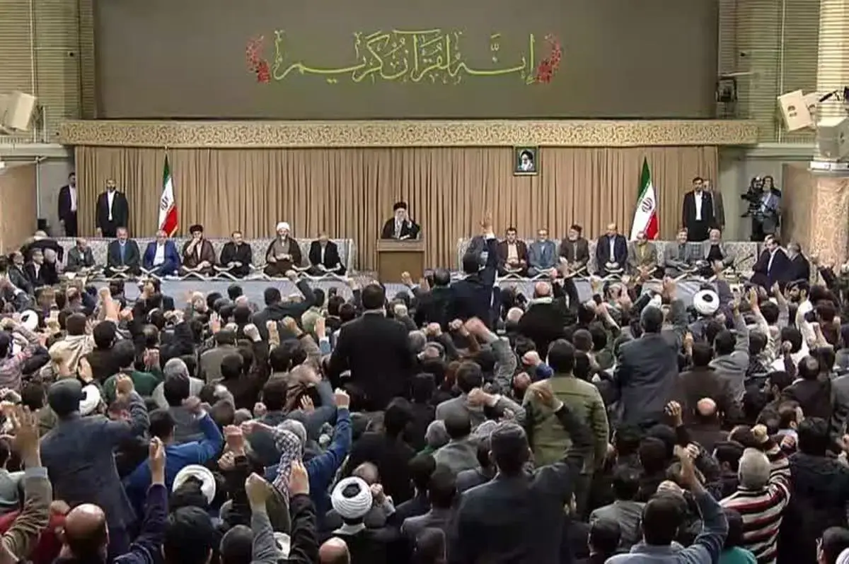 رهبر انقلاب :اینکه در چه مرحله‌ای با قدرت‌مداران حرف بزنیم و در چه مرحله مشت به دهان‌شان بکوبیم را قرآن مشخص کرده است