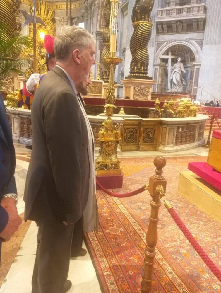 تصویری از ادای احترام وزیر ارشاد به پاپ فرانسیس تصویری از ادای احترام وزیر ارشاد به پاپ فرانسیس