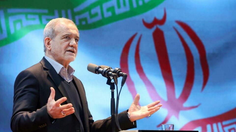پزشکیان: فردی که خود را دانای کل بداند، گرفتار جهل مطلق است ؛ این ما هستیم که در کنار هم می‌توانیم کار بزرگی انجام دهیم-