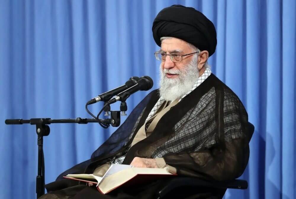رهبر معظم انقلاب: باطل ماندنی نیست و رفتنی است- باید اقدام کرد، این‌طور نیست که تماشا کنیم و باطل خودش آب شود؛ اگر روی خوش نشان داده شود، او از بین نخواهد رفت