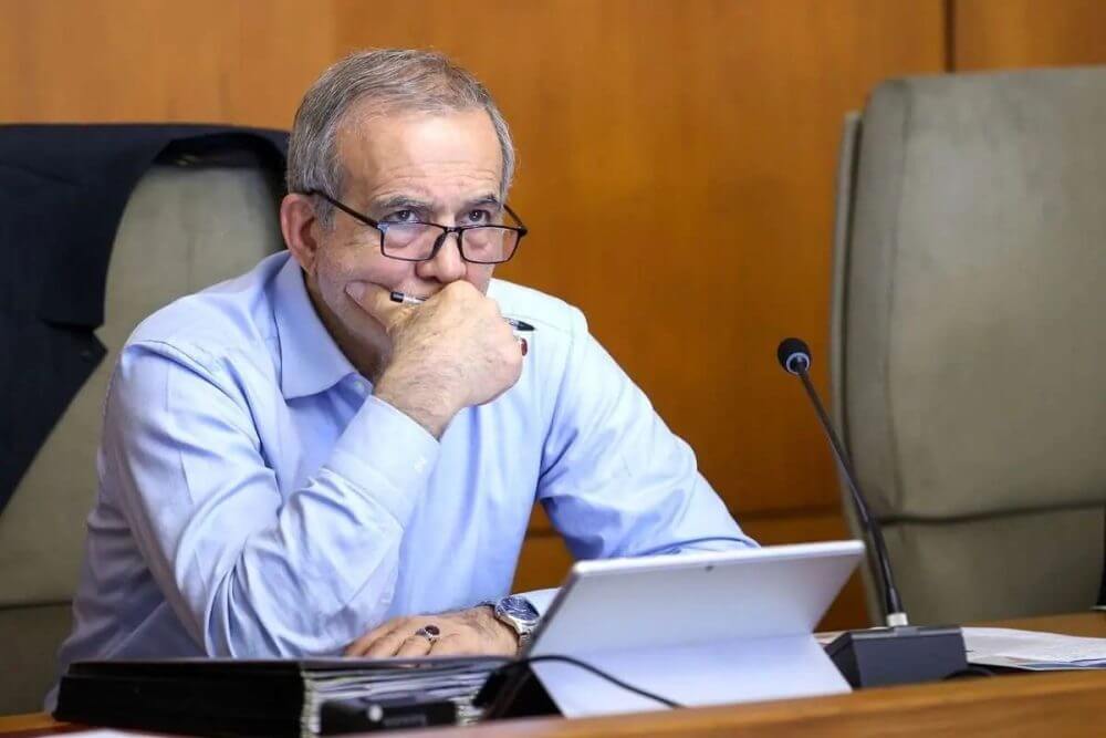 پزشکیان: یک مقدار باید همدیگر را تحمل کنیم؛ آدم‌هایی که با خودشان نتوانند به جایی برسند، با دنیا هم نمی‌توانند به جایی برسند