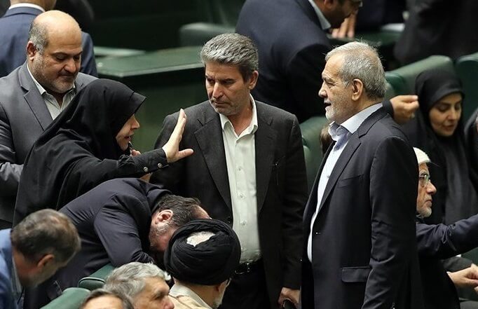 انتقاد ۲۴ نماینده نزدیک به پایداری از مصاحبه پزشکیان با تاکر کارلسون: باید در حمایت از فتوای مراجع [درباره ترامپ]، موضع قاطع می گرفتید