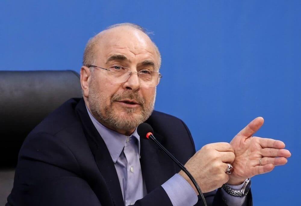 هم کسانی که حرف از عدم کفایت رئیس جمهور میزنند و هم آنها که با بیانیههای کذایی به وحدت کلمه لطمه میزنند، در زمین دشمن بازی میکنند هم کسانی که حرف از عدم کفایت رئیس جمهور میزنند و هم آنها که با بیانیههای کذایی به وحدت کلمه لطمه میزنند، در زمین دشمن بازی میکنند