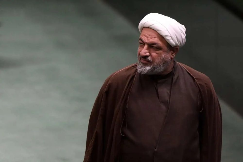روزنامه اصولگرا: حمید رسایی برای دیده‌شدن هیچ خط قرمزی باقی نگذاشته / او برخلاف تصریح رهبر انقلاب مبنی بر حمایت از رئیس‌جمهور، سناریوی قدیمی «بنی‌صدرسازی از پزشکیان» را ادامه داد