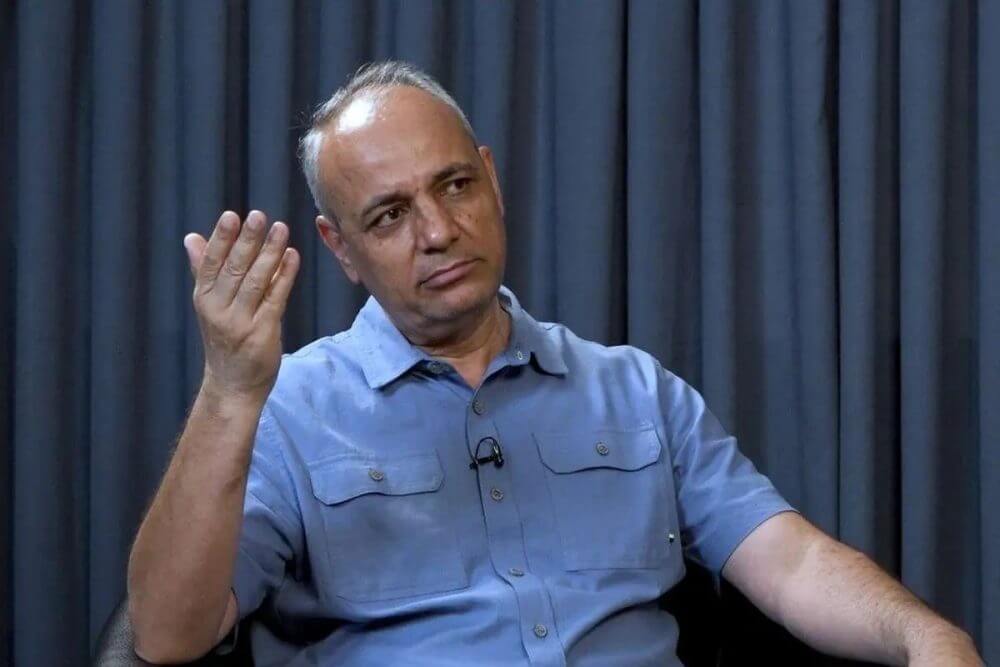 برخی بر استفاده از کلمهٔ «تسليم» به جای «توافق» اصرار دارند؛ چون منفعت خود را در شکست مذاکرات و آغاز جنگ می‌بینند